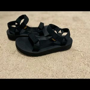 Teva midforms size 8